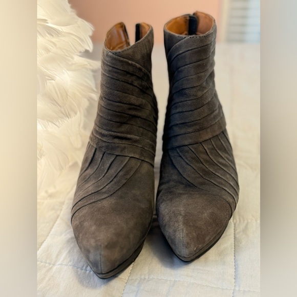 Earthies Brown Ankle Boots - Picture 2 of 8